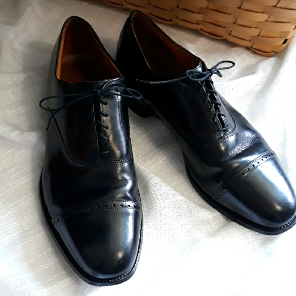 Allen Edmonds black leather cap toe Oxfords. Mint condition. Size 12